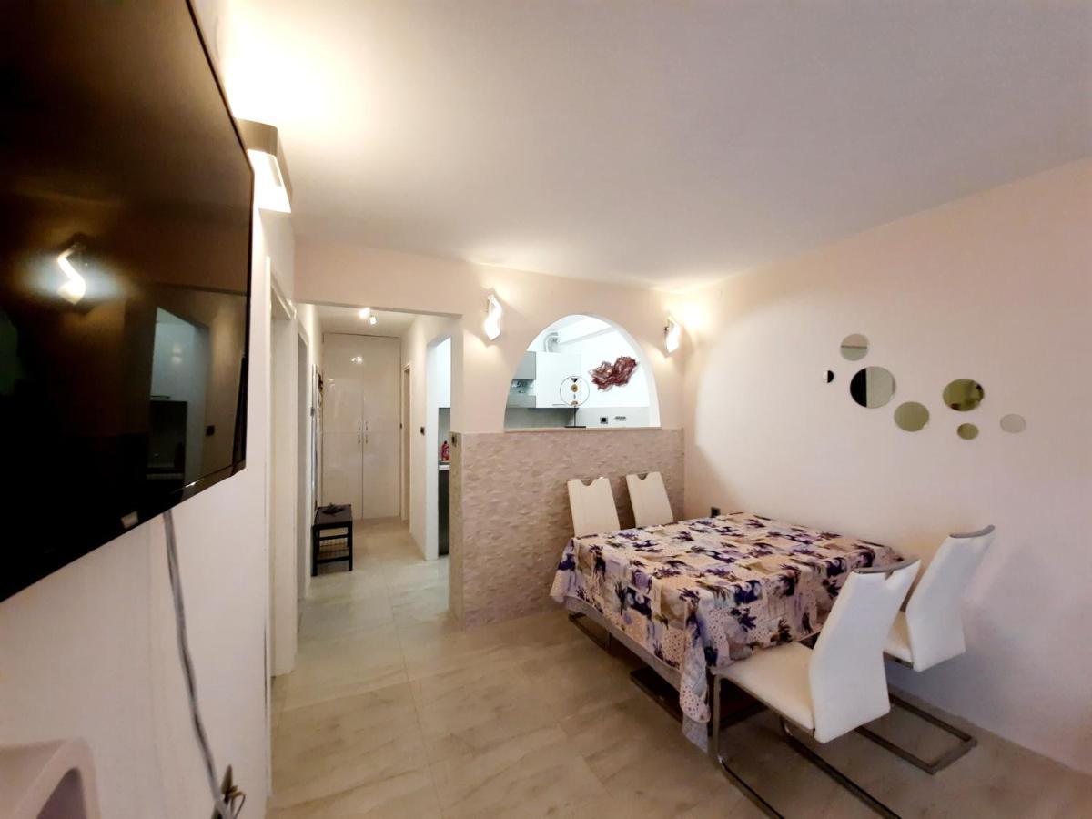 Symphony Garden: Modern, New Apartamento Split