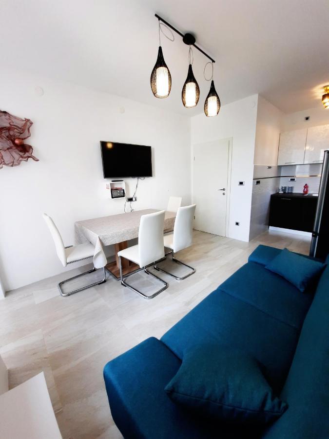 Symphony Veranda: Modern, New Apartamento