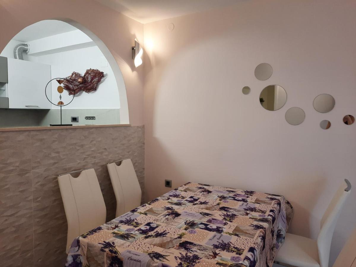 Symphony Garden: Modern, New Apartamento *