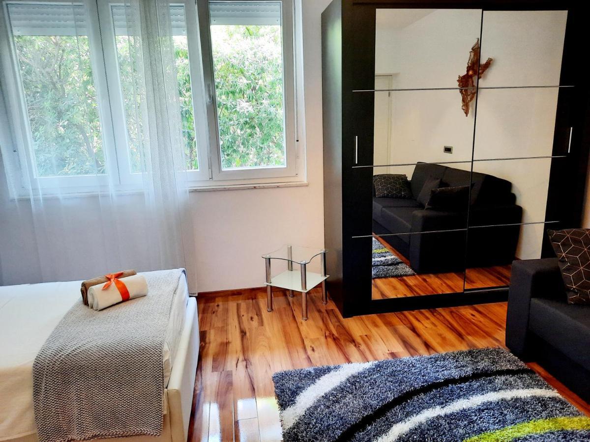Symphony Veranda: Modern, New