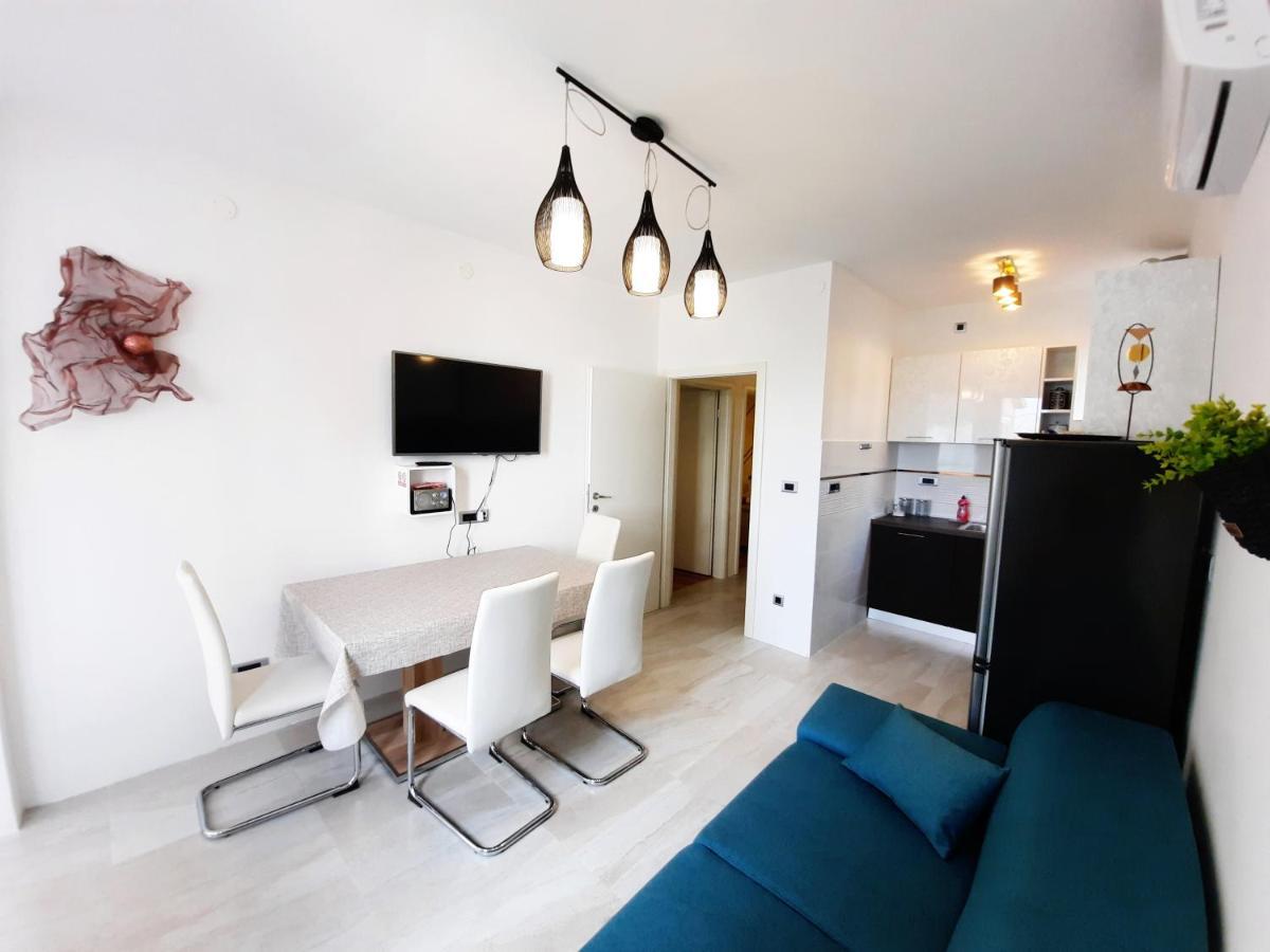 Symphony Veranda: Modern, New