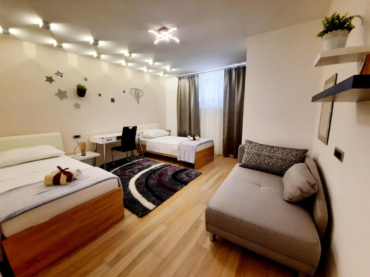Symphony Garden: Modern, New Apartamento Split