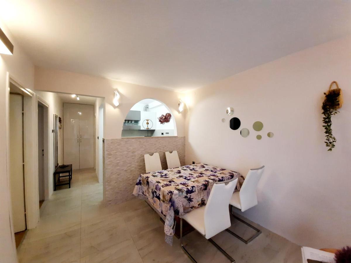 Symphony Garden: Modern, New Apartamento Split