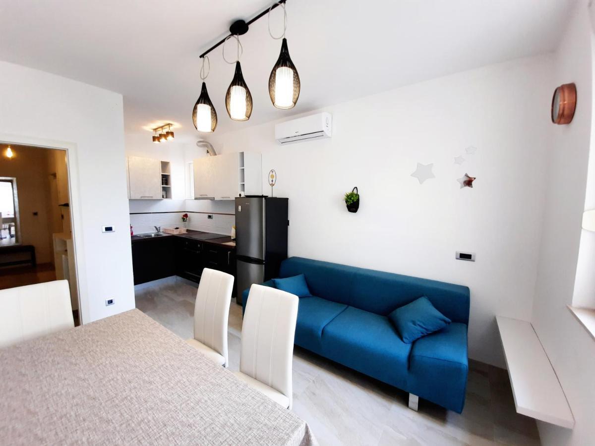 Symphony Veranda: Modern, New
