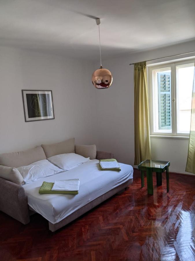 Centre Split Apartment Trina Appartement