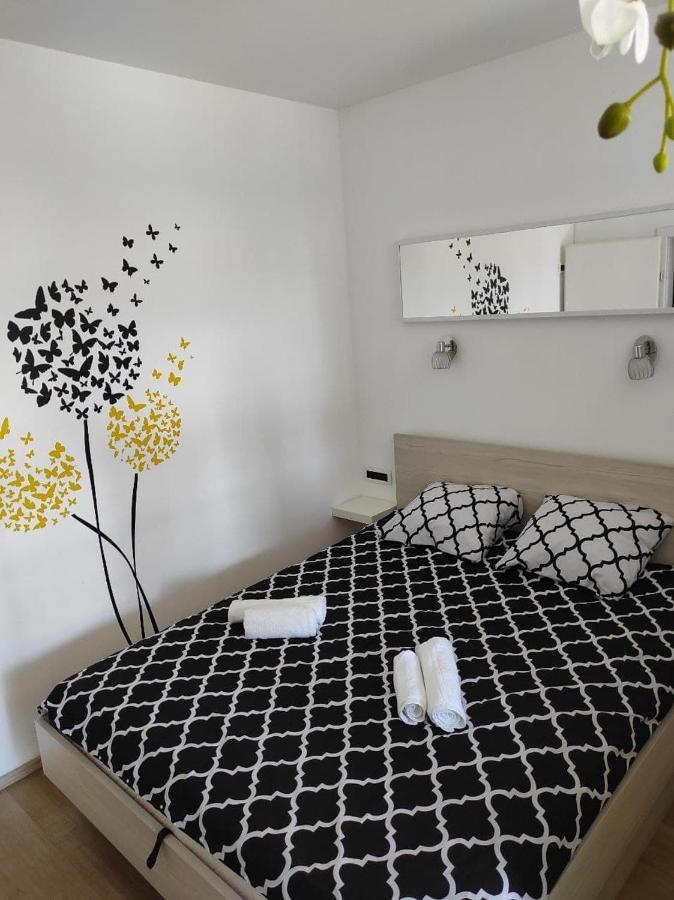 Apartment White Pigeon
