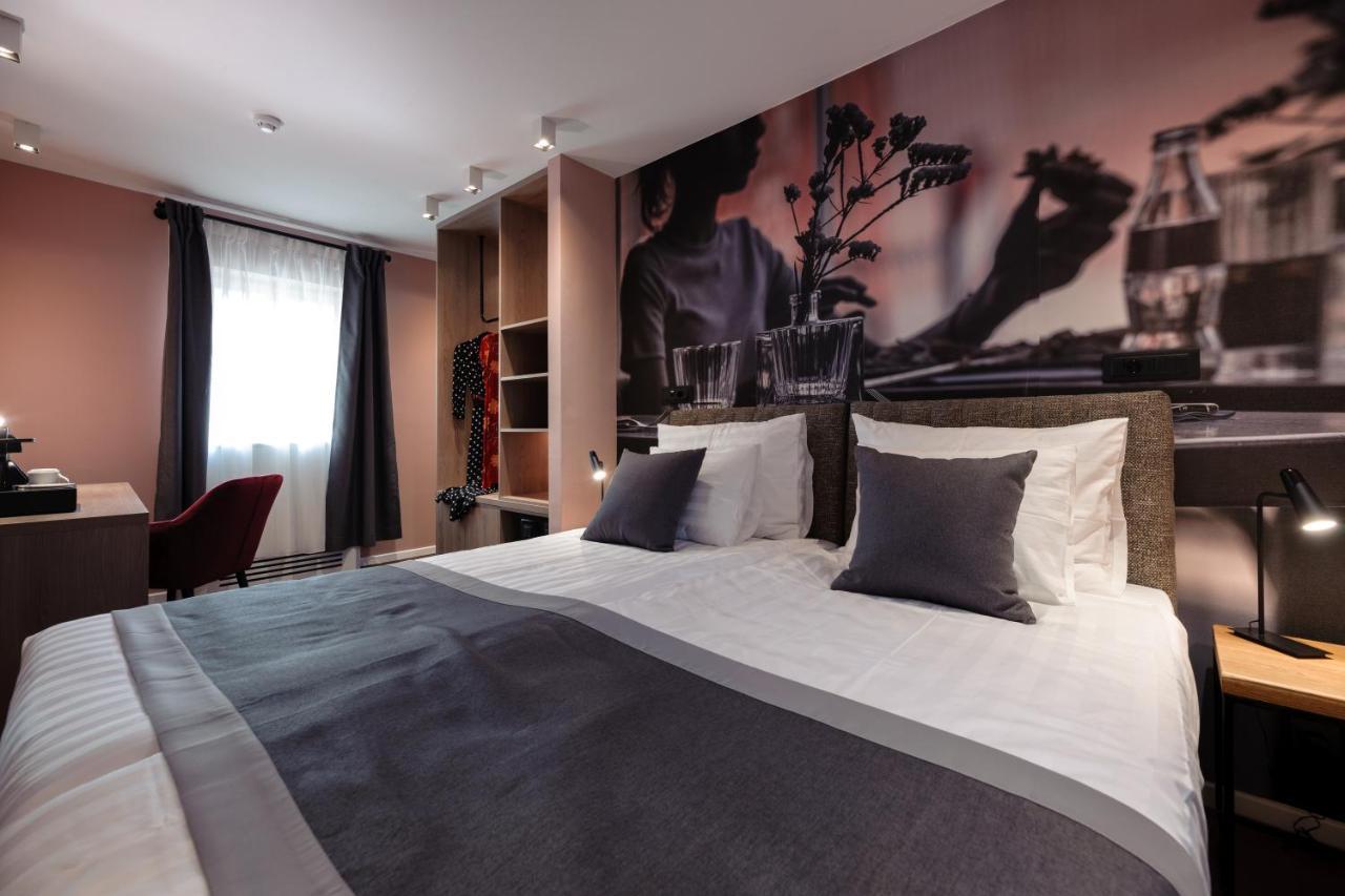 Camera Hotel