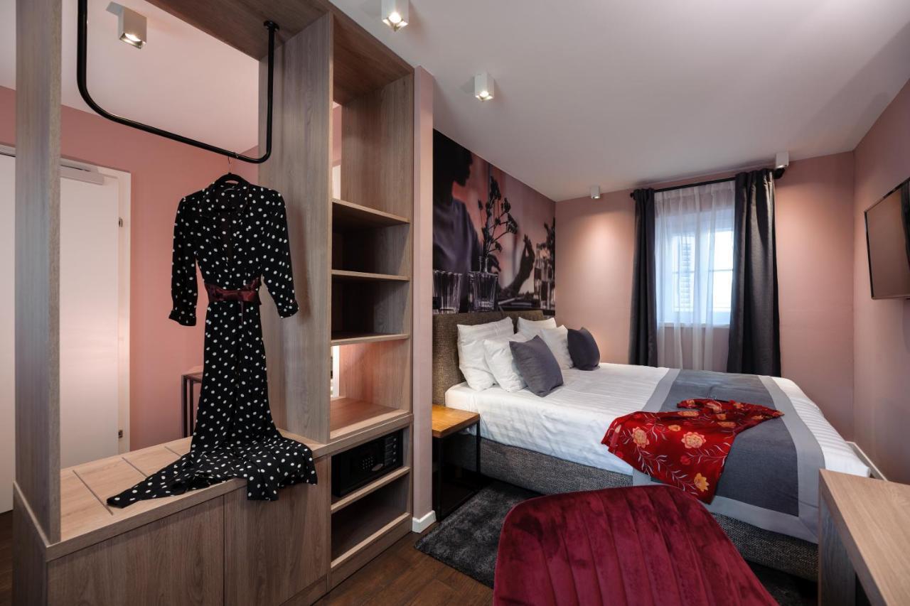 Camera Hotel