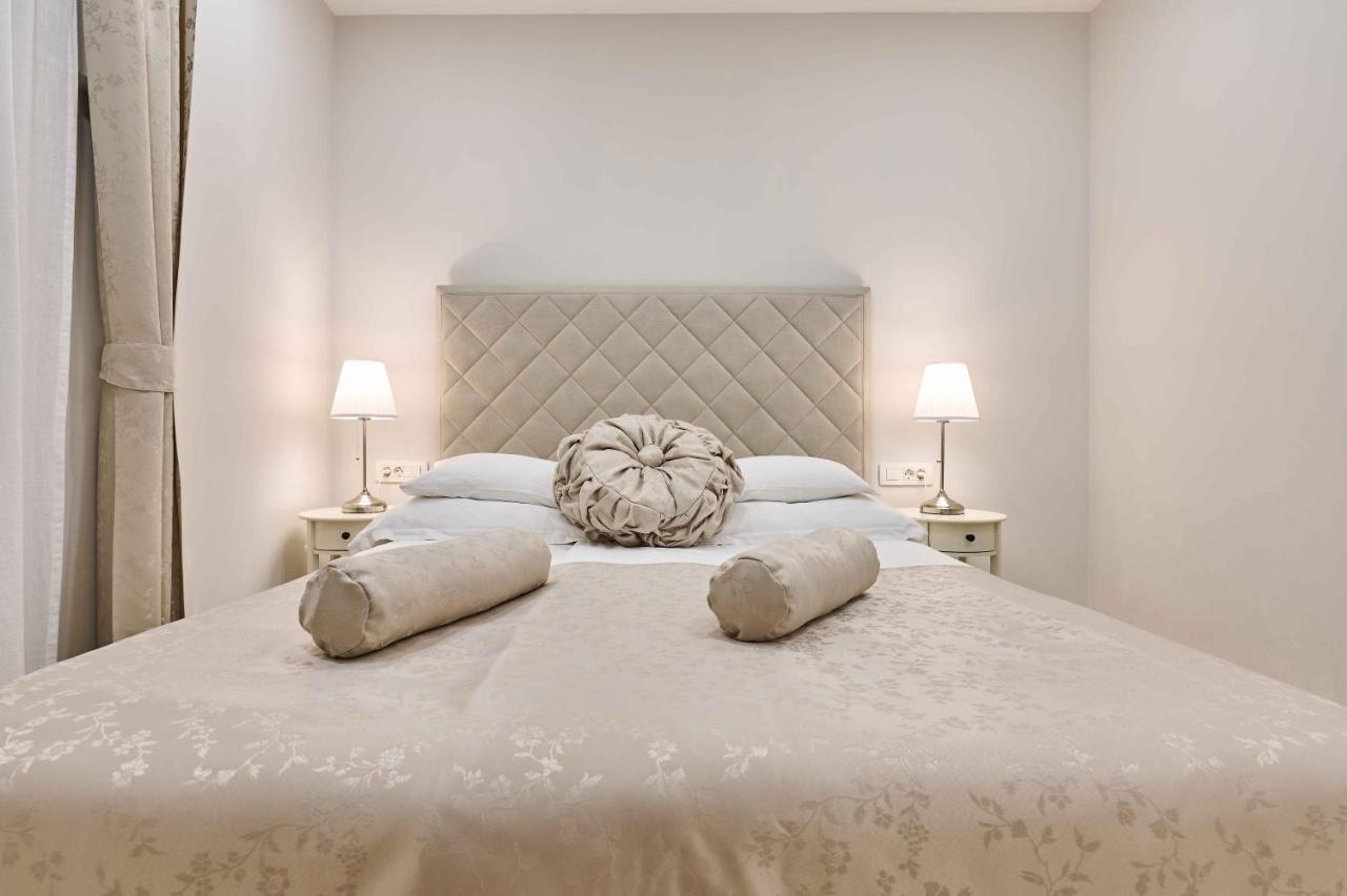Bed & Breakfast Location Split
