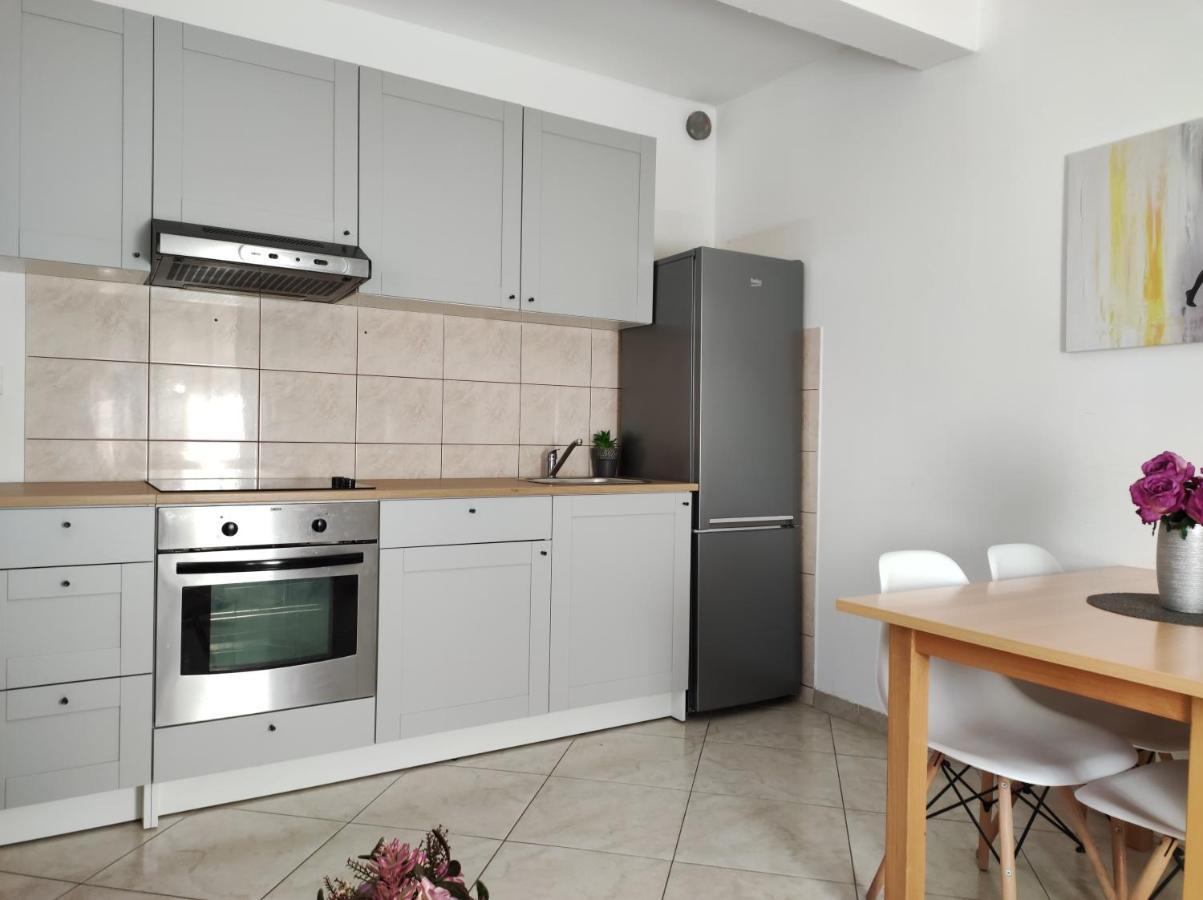 Cozy In In Quiet Neighborhood Apartment Split