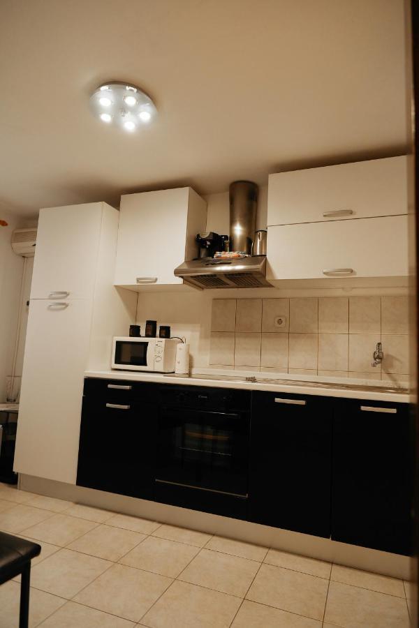 Apartment Centre Split