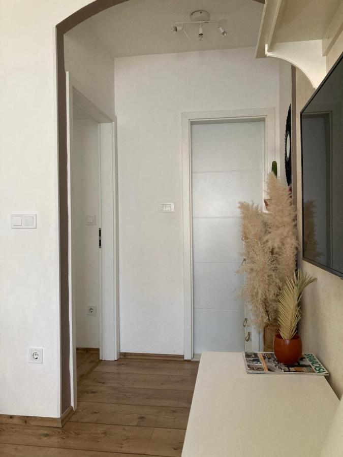 Ria Apartment *