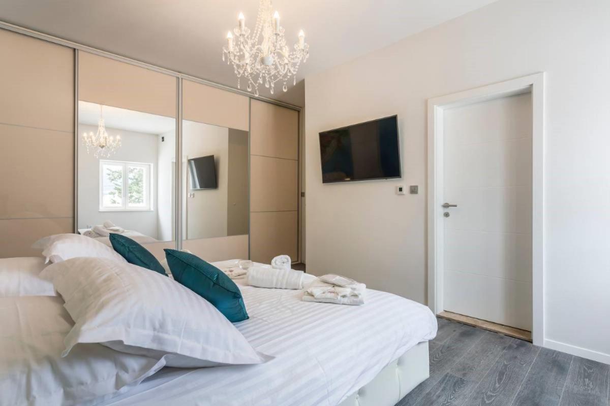 Bila Vila - Where Life Meets Luxury & Nature Split