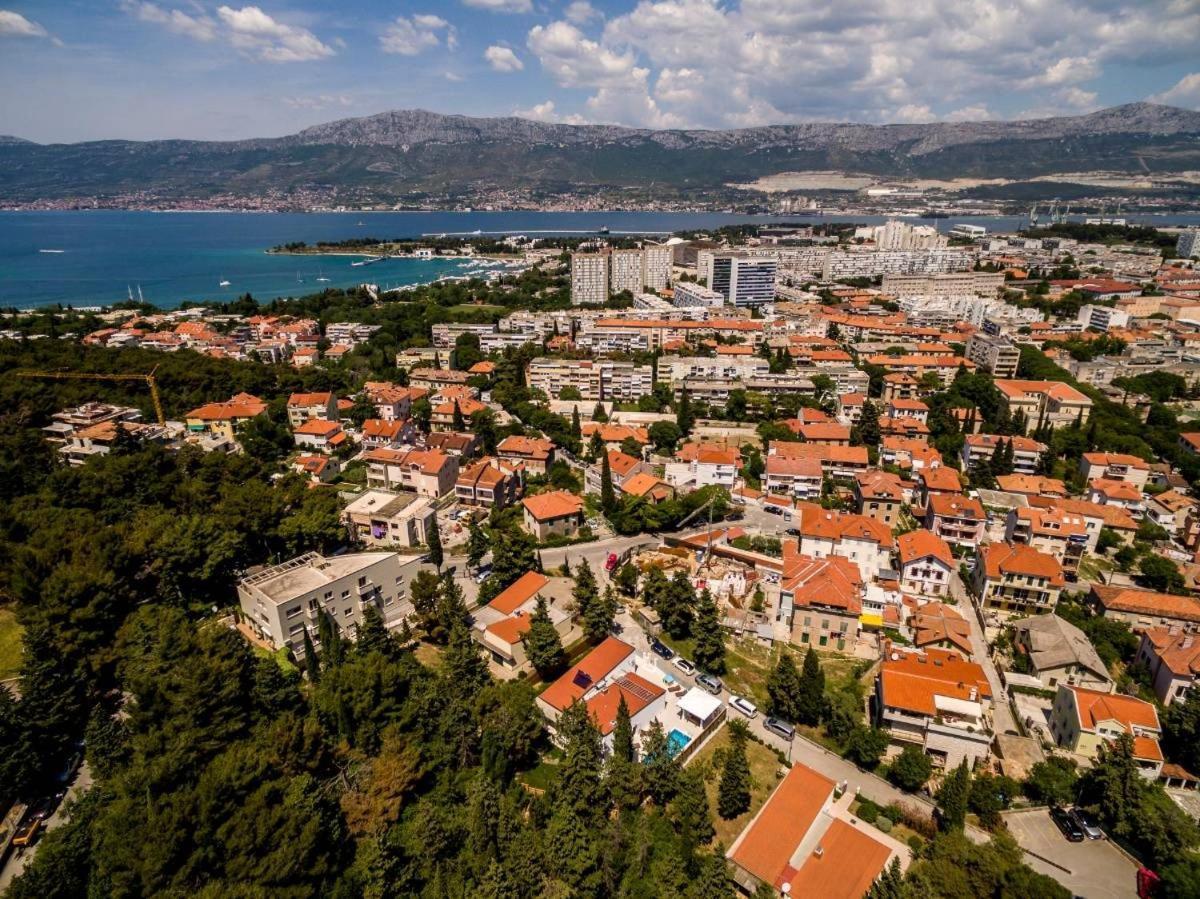 Bila Vila - Where Life Meets Luxury & Nature Split