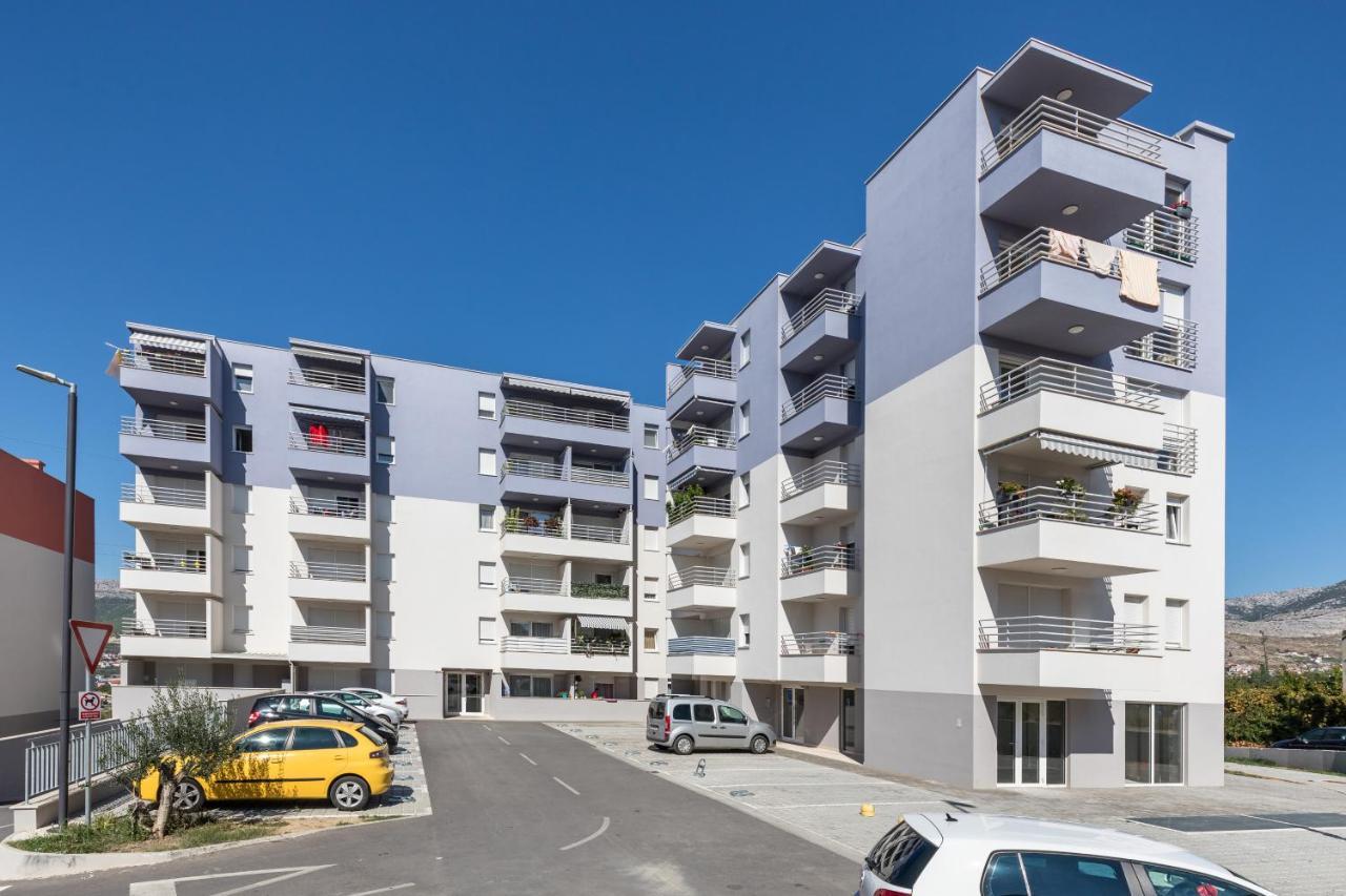 Diva With Free Private Parking Apartment *