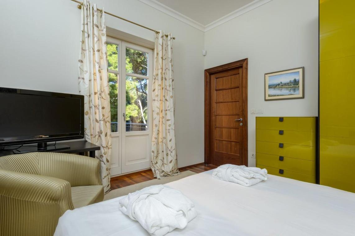 Villa Castello Split: Luxury Seafront With Private Pool And *
