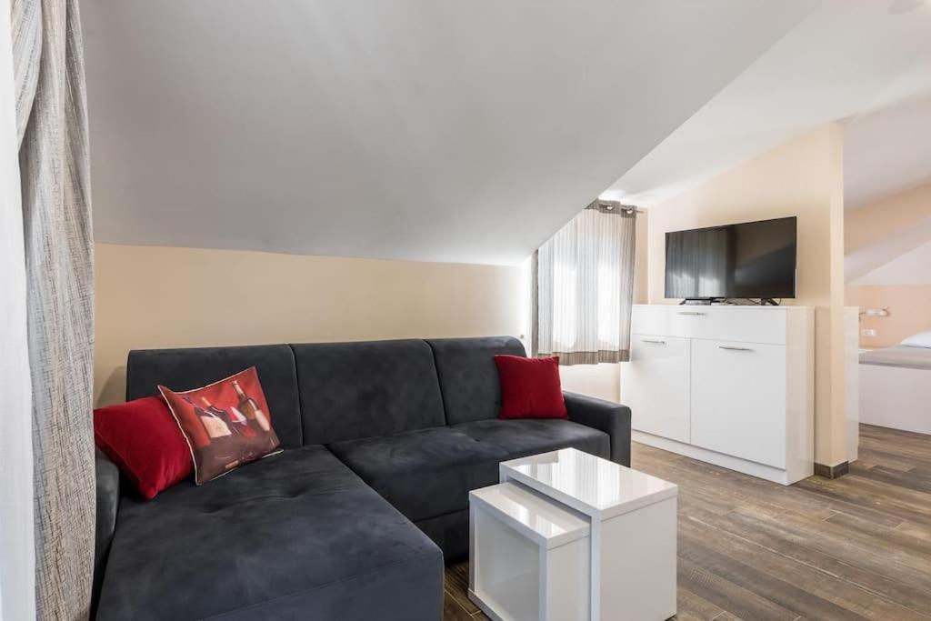 Gostinjska kuća Elegant & 4*