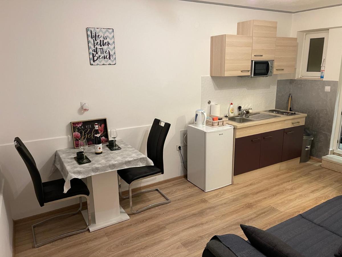 Leona Apartment