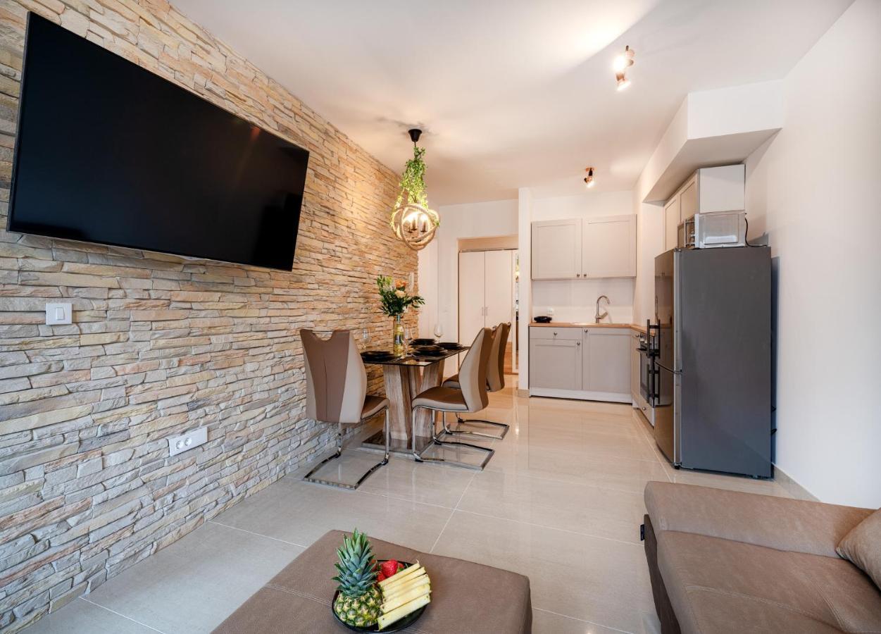Apartment Luxury And Modern On The Main Split