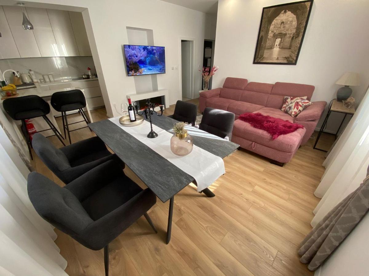 Apartment In The Center Split