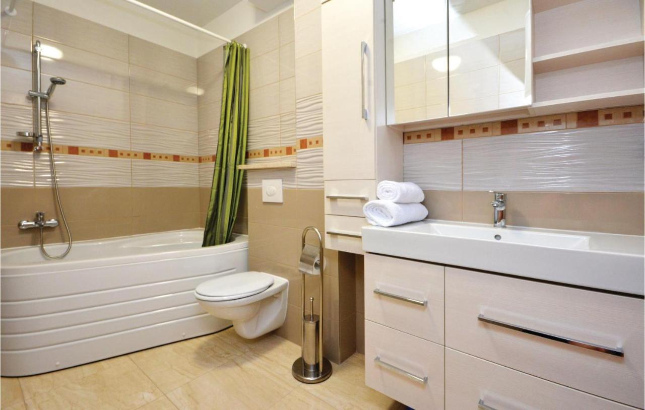Apartment 3 Bedroom Nice Home In Solin