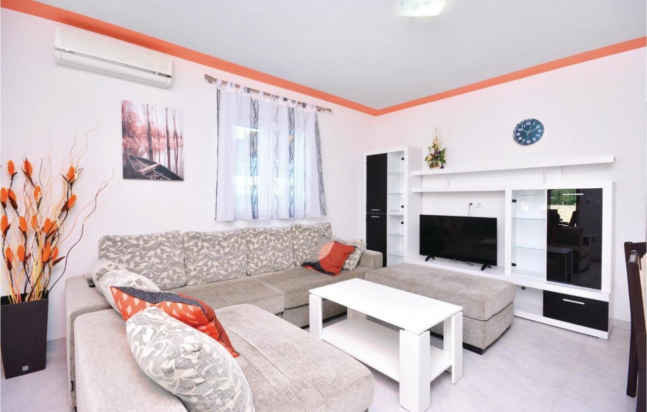 Apartment 3 Bedroom Nice Home In Solin