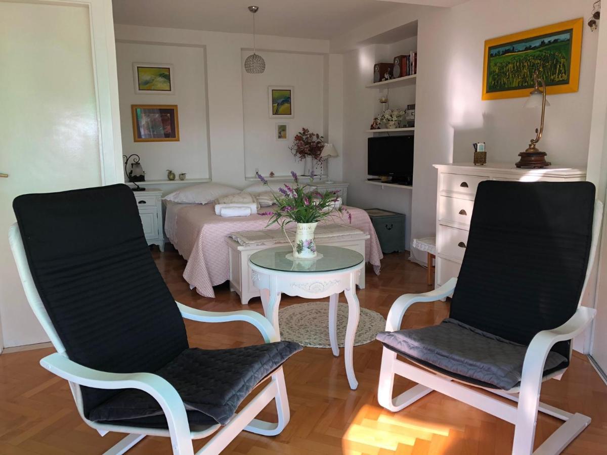 Nora Apartment Split