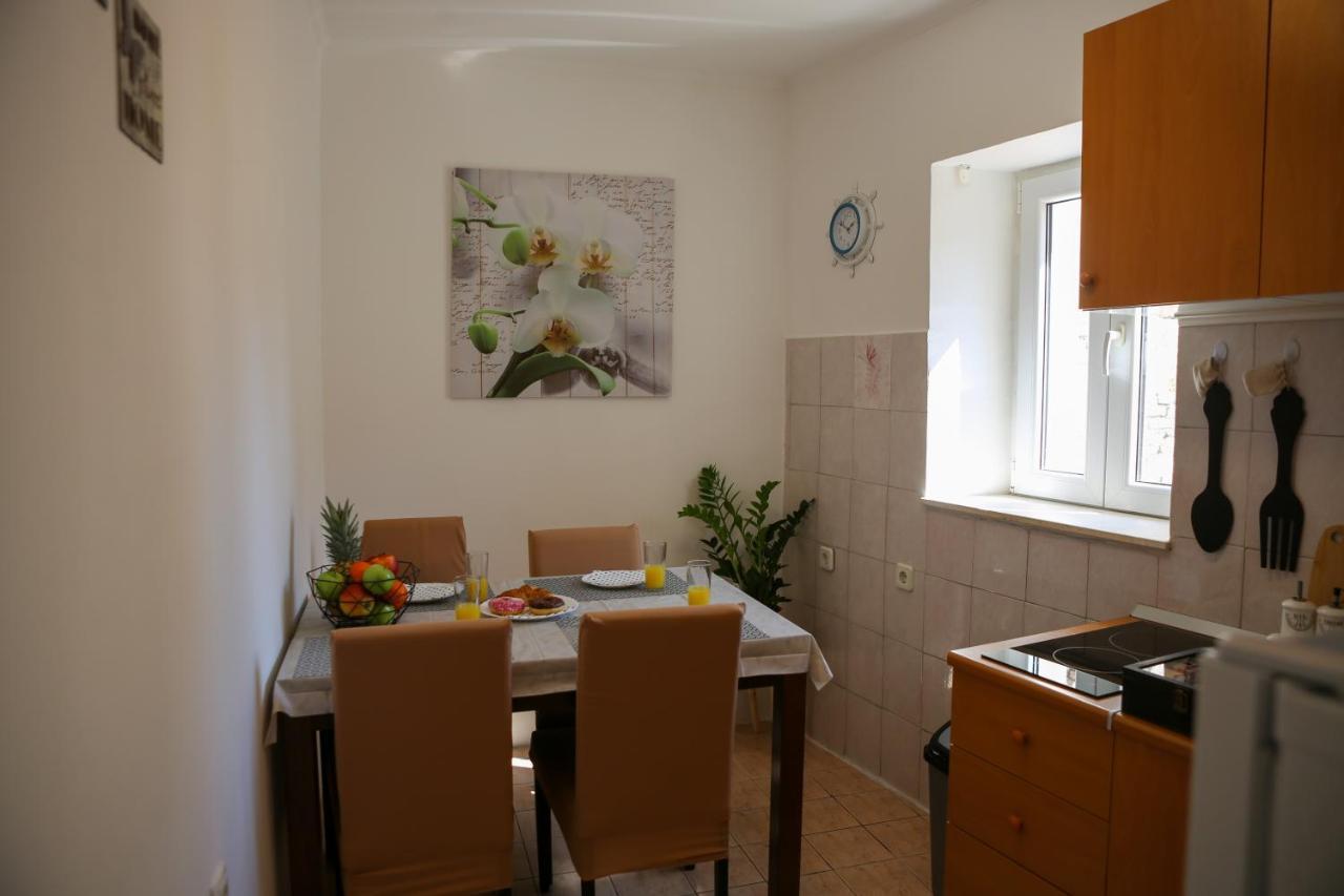 B&j - In The Center Of Apartment Split