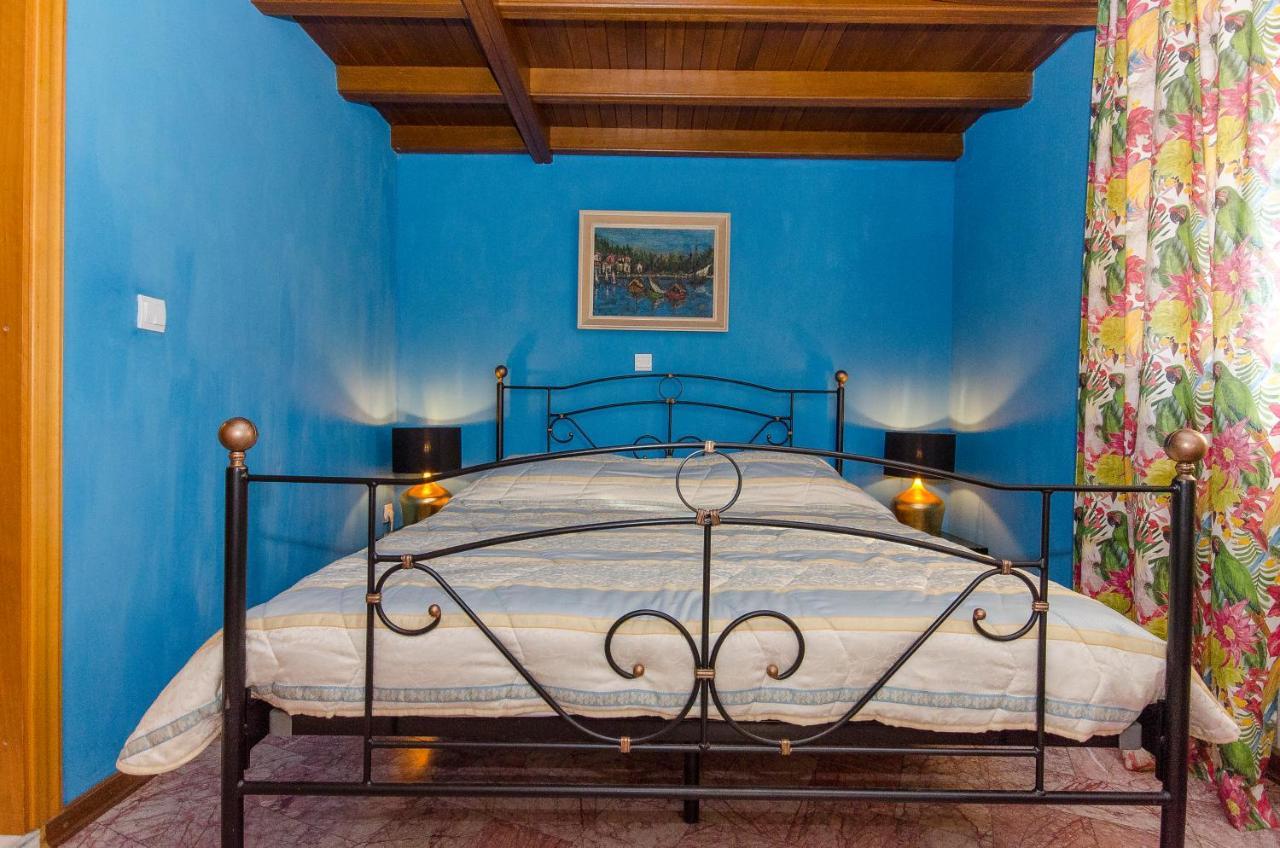 Vialli Apartment *