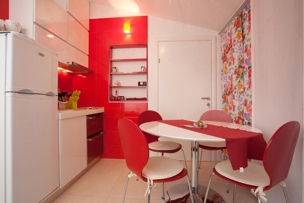 Tin Apartment *