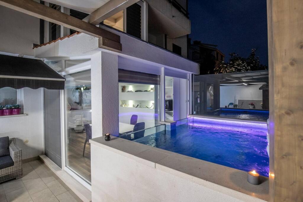 Luxury Martinis With Pool *