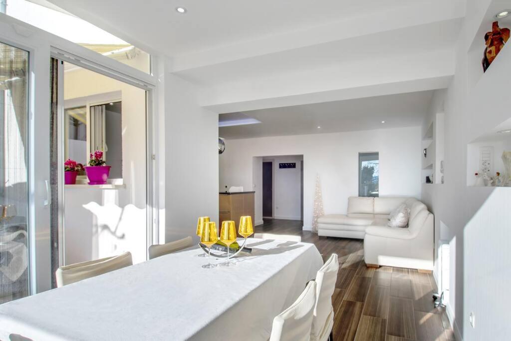 Apartment Luxury Martinis With Pool