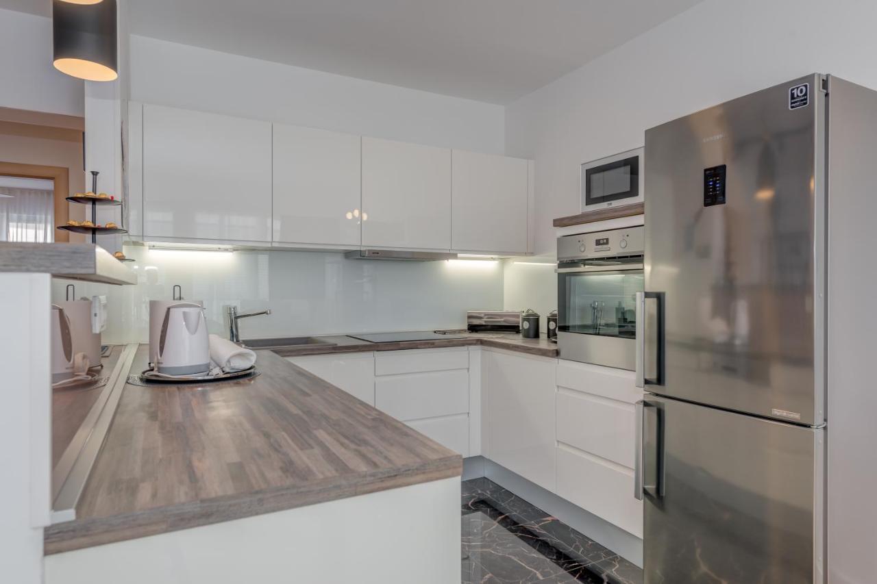 Paparazzi Apartment Split