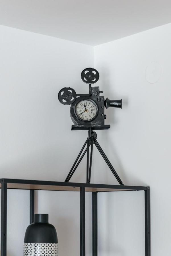 Paparazzi Apartment Split