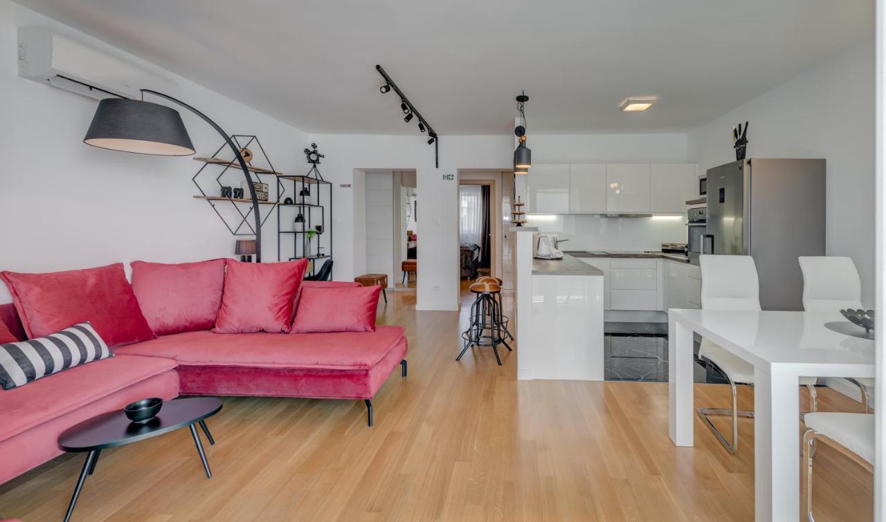 Apartment Paparazzi