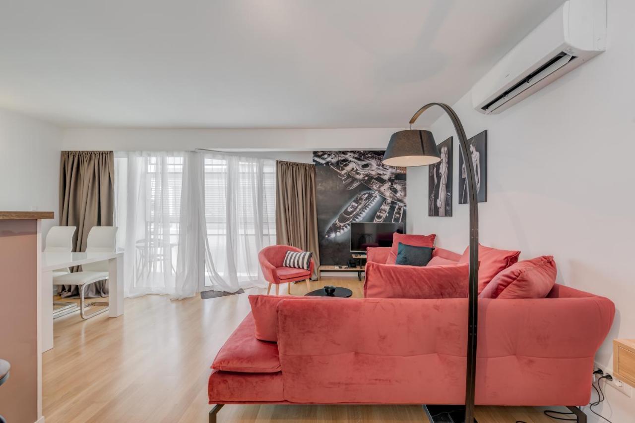 Apartment Paparazzi *