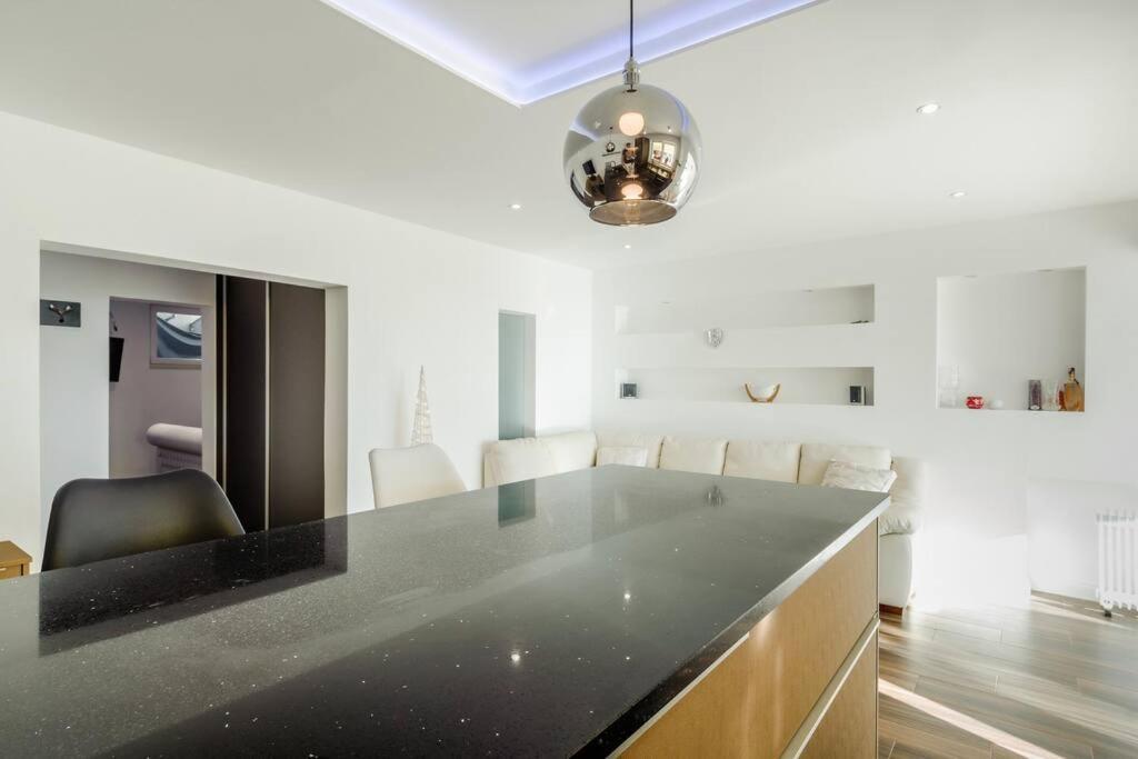 Apartment Luxury Martinis With Pool Split