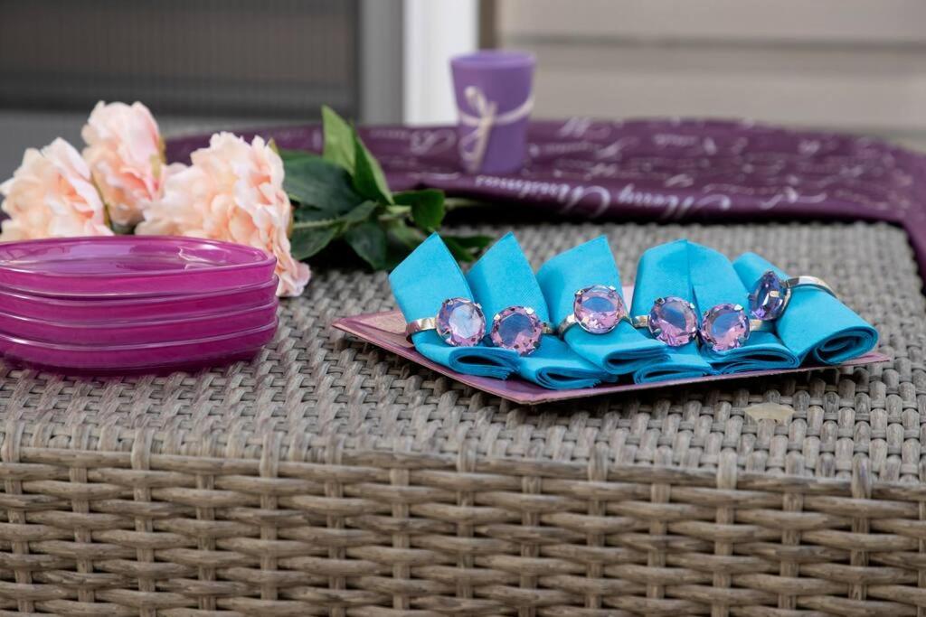 Apartment Luxury Martinis With Pool Split