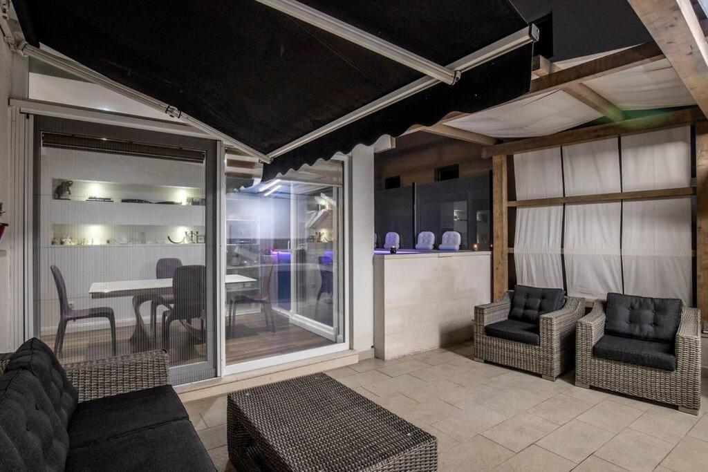 Luxury Martinis With Pool Apartment *