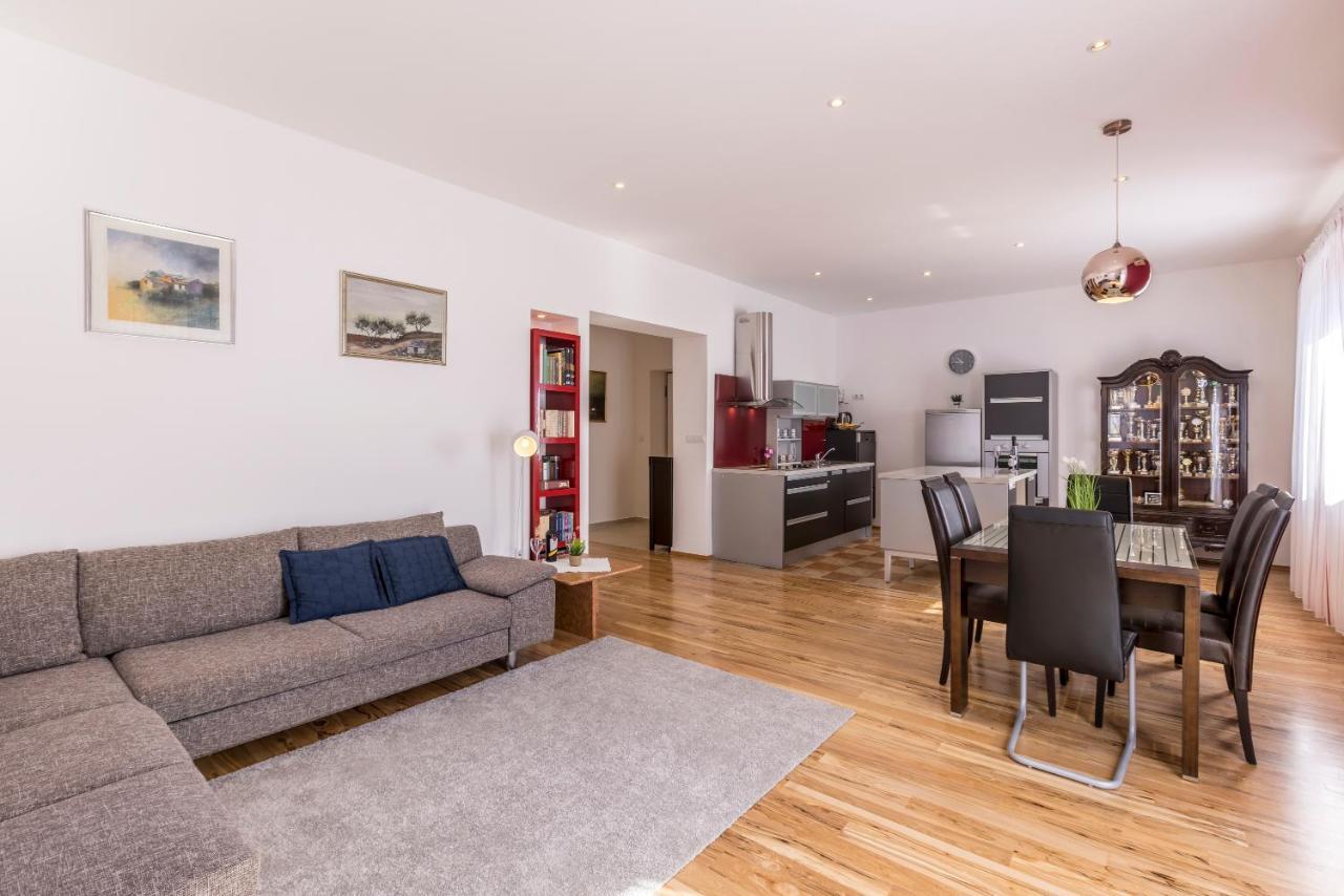 Ferula, 3 Bedroom Near Bacvice Apartment