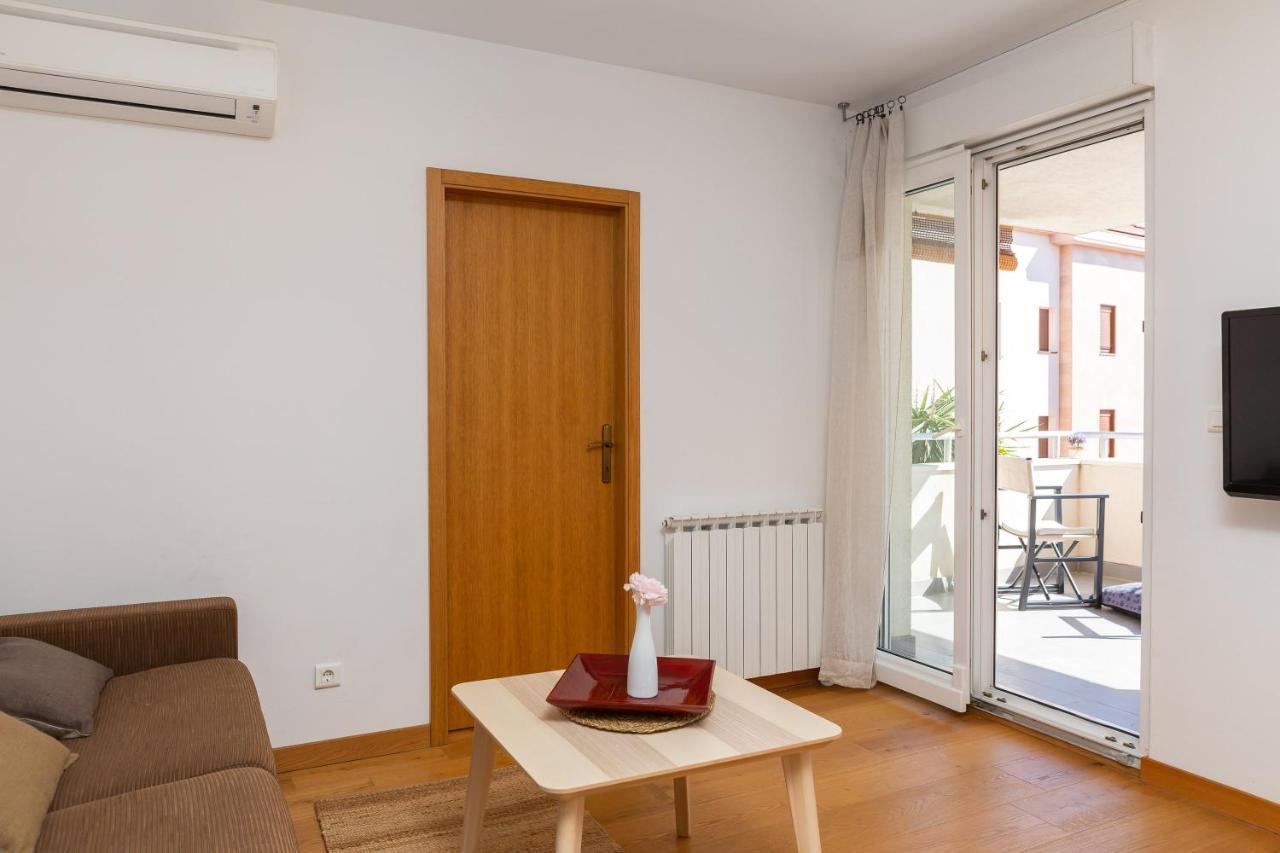 Modern With Terrace 4 Min Walk To The
