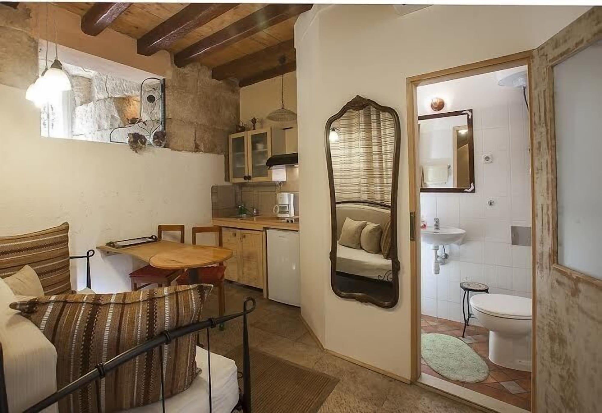 Cecilia Apartment *