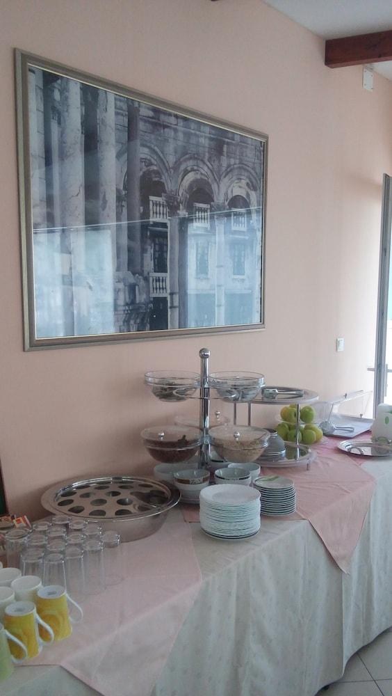Marjela Acomodação com café da manhã  3*