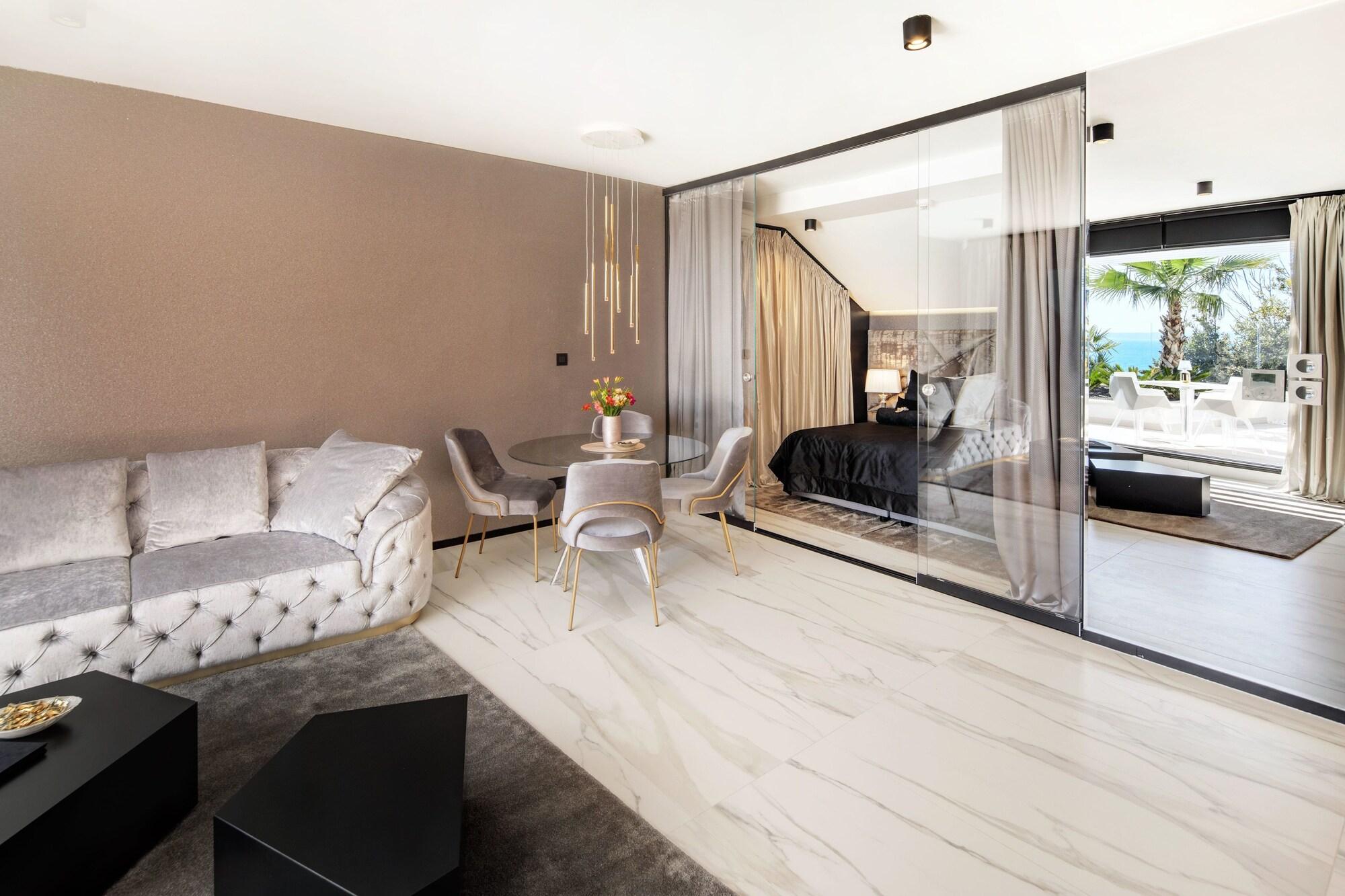 Posh Apartment Split