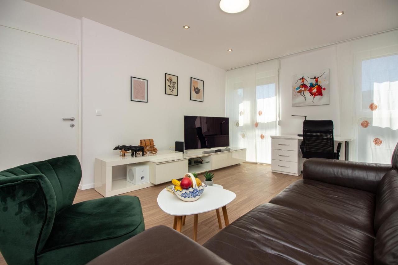 Bura2 , With Private Parking In The Garage Apartment *