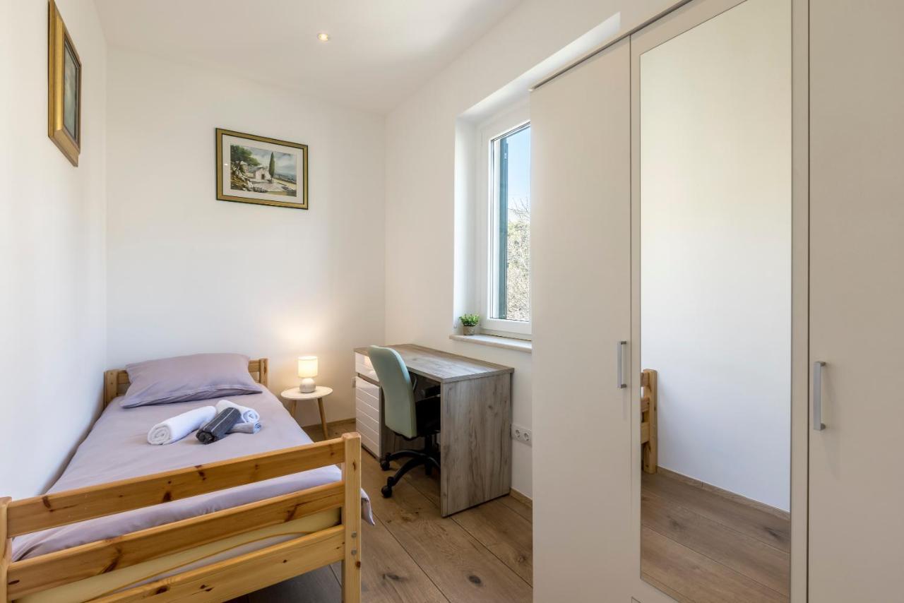 Ferula, 3 Bedroom Near Bacvice Apartment Split
