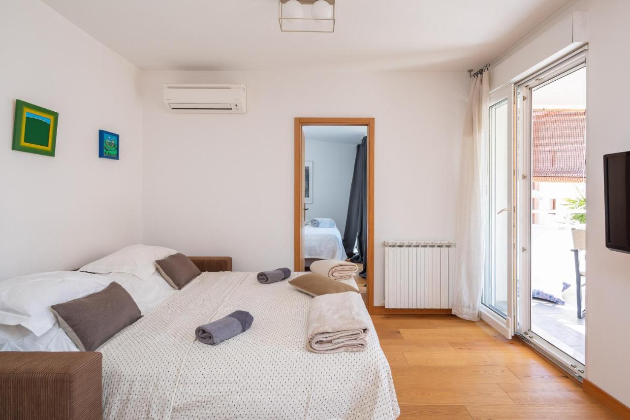 Modern With Terrace 4 Min Walk To The *