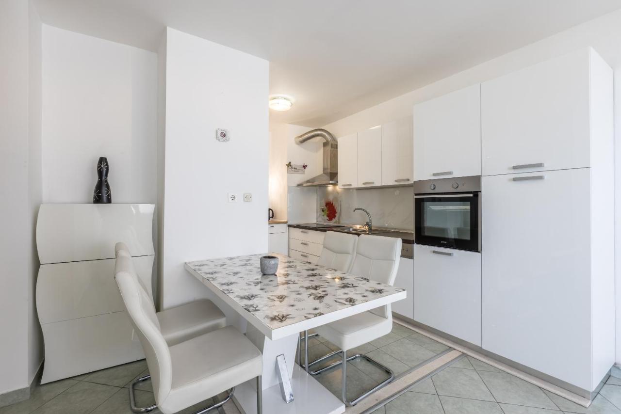 Larus Apartment