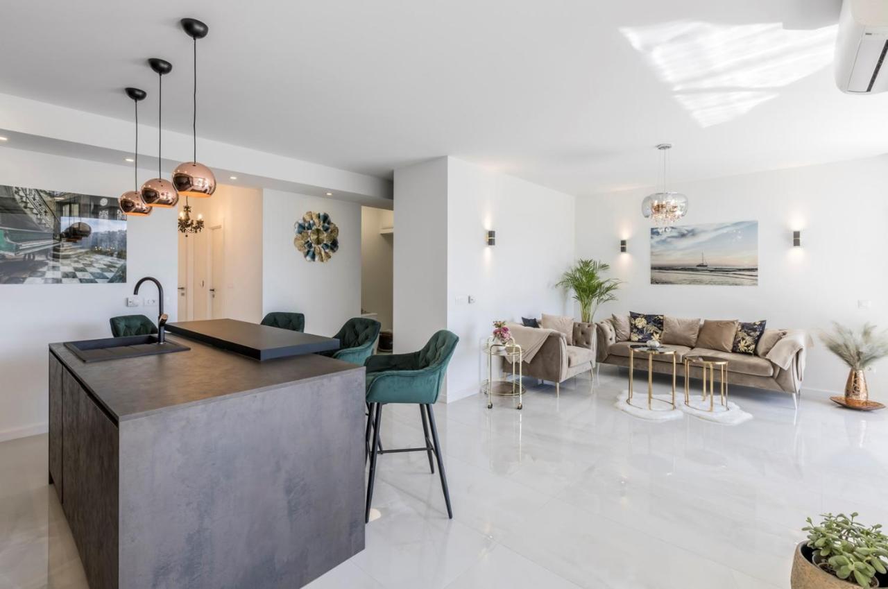 Carmen - Luxury 2-bedroom - Downtown Apartman Split