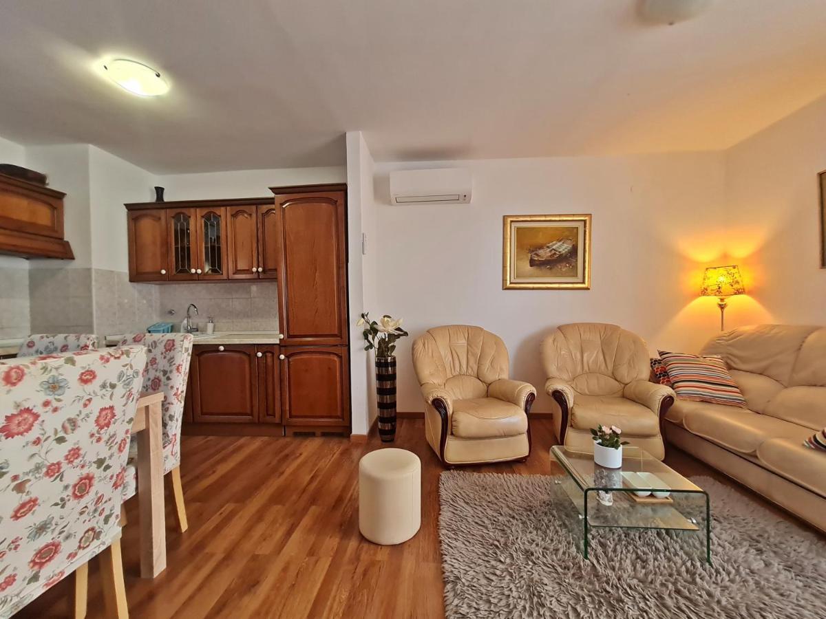 Nina Marie Ii Apartamento